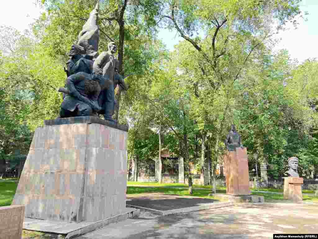 Сол жақ шетте 1917 жылғы Қазан төңкерісіне қатысушыларға арналған ескерткіш&nbsp; тұр. Оның тұғырына "Өшпес ерліктерің разы ұрпақ жүрегінде мәңгі жасайды. Октябрь, 1967 жыл" деп жазылған. Алматыдағы "Сарыарқа" кинотеатрының сыртындағы алаң. 28 мамыр, 2023 жыл.