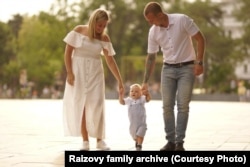 Кирило Раізов разом з батьками. Фото з особистого архіву родини