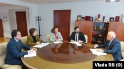 Milorad Arlov (djathtas) me ministren e Arsimit të RS, Zheljka Stojiçiq, (e para nga e majta), më 23 mars 2023 në Banja Lukë.