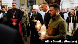 Президент України Володимир Зеленський (праворуч) і президент Польщі Анджей Дуда під час вшанування жертв Волинської трагедії. Луцьк, 9 липня 2023 року