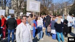 Здравствените работници на протест за повисоки плати