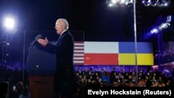 Президент США Джо Байден виступає з промовою напередодні річниці вторгнення Росії до Україну. Біля Королівського замку у Варшаві, 21 лютого 2023 року