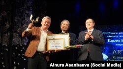 Калибек Куанышбаев атындагы драма театрынын директору Жаудыр Айболат Жангали уулуна сыйлык тапшырылып жатат.