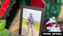 არქივის ფოტო. ჯარისკაც ალექსეი ვოლნიანკას დაკრძალვა პეტერბურგში 