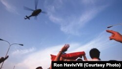 Shqiptarë të Kosovës duke festuar pas ardhjes së forcave të NATO-s dhe kthimit të tyre në Kosovë, më 29 qershor 1999.