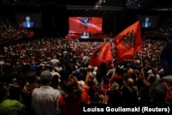 Pamje nga takimi i kryeministrit Edi Rama, me shqiptarët në Athinë.