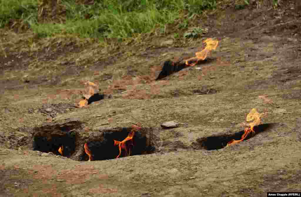 Zjarret e gazit natyror pranë Turçës Një tjetër mit se si u shfaqën zjarret e çuditshme flet për një grup vajzash që u ndoqën nga hajdutët. Derisa vajzat iknin, toka u hap poshtë hajdutëve, duke i përpirë ata drejt e në ferr dhe para se të mbylleshin çarjet, linin flakë që regëtinin nga ferri. &nbsp;