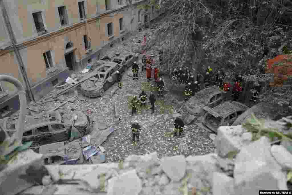 Міністр культури України Олександр Ткаченко повідомив, що Україна проінформувала ЮНЕСКО про російський ракетний удар по буферній зоні об&rsquo;єкта Всесвітньої спадщини ЮНЕСКО &laquo;Львів &ndash; Ансамбль історичного центру&raquo;. &laquo;Терміново офіційно повідомляємо ЮНЕСКО про це і як завжди чекаємо дій більших, ніж просто глибоке занепокоєння. Держава, яка не шанує ні життя людей, ні пам&rsquo;ять, ні історію чужої незалежної країни &ndash; не має жодного права бути повноправним членом міжнародних організацій&raquo;, &ndash; заявив міністр