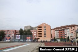 Deca se igraju na sportskom terenu pored grafita "Kad se vojska na Kosovo vrati" u Severnoj Mitrovici.