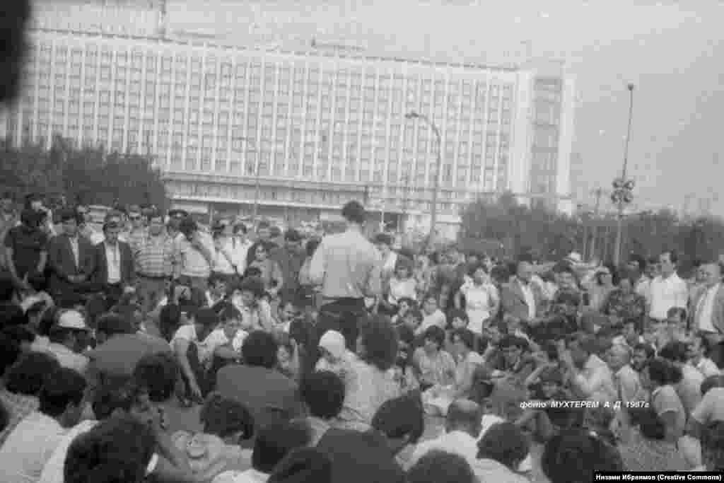 Протест чарасында катнашучылар