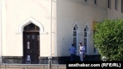 Türkmenistanyň güýç edaralarynyň işgärleriniň raýatlaryň öýlerine aýlanyp, düşündiriş we duýduryş işlerini geçirýändigi barada wagtal-wagtal belli bolýar. 