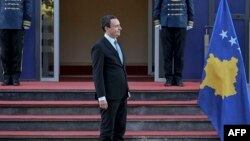 Kryeministri Albin Kurti duke pritur para hyrjes së ndërtesës së Qeverisë së Kosovës, më 2023.