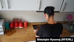 Një e mbijetuar e dhunës në familje duke punuar në kuzhinën e shtëpisë së saj të re të përkohshme në Prishtinë, në Qendrën për Mbrojtjen e Grave dhe Fëmijëve.