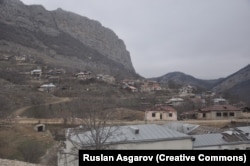 დასალთი/ქარინტაკის სკოლის შენობა (წინა პლანზე) ნატყვიარებით. 2021 წლის დეკემბერი