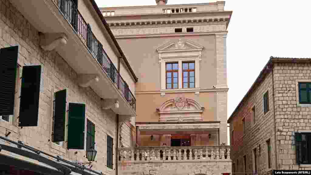 &bdquo;Lăsați oamenii să-și amintească că suntem într-o zonă fragilă, lăsați-i să asculte natura pentru că este mai puternică decât omul&rdquo;, a declarat Nada Radovici pentru RFE/RL la acea vreme. Radovici avea să publice mai târziu o carte despre cutremur și despre modul în care acesta a afectat zone precum Kotar (foto).&nbsp;