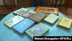 Алыкул Осмоновдун "Жолборс терисин кийген баатыр" котормосунун ушул кезге чейин чыккан бир канча басылмасы.