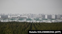 Türkmenistanda agyr ykdysady krizisiň dowam edýän wagtynda gurlan Arkadag şäheriniň ikinji tapgyrynyň gurluşygy üçin maliýe serişdesiniň ýokdugy aýdylýar. Arkadag şäheri