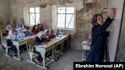 یکی از معلمین در یک مرکز آموزشی که از سوی یونیسف ایجاد و حمایت می شد