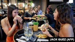 Disa persona duke ngrënë në një restorant. Fotografi nga arkivi.