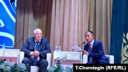 Шамек Тилеубаев (оңдо) менен Жанболат Кайыңбаев төрдө. 14.6.2024.