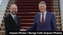 Președintele Consiliului European, Charles Michel (s) și președintele României, Klaus Iohannis.