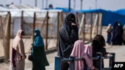 Cириядагы качкындар лагеринде башкалкалаган жоочулардын үй-бүлөлөрү