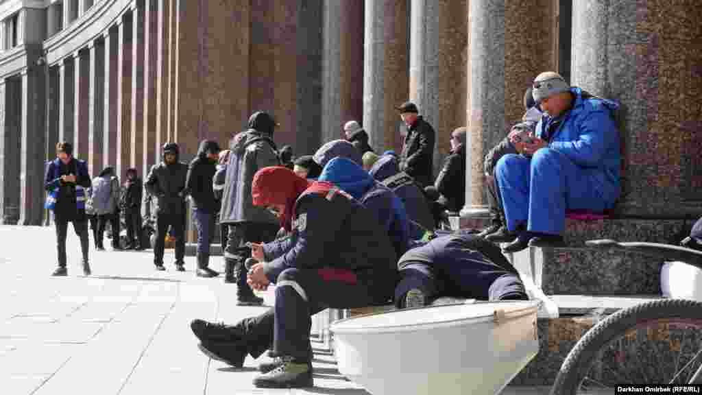 &ndash; "ҚазМұнайГаз" өкілі бізден тендерде жеңген "Кезби" және Ai-Bis компанияларына баруды сұрады. Біз оған қарсымыз, бұл ұсынысқа ешкім келіспеді. Себебі "Кезби" мен Ai-Bis екі айдан соң бізге түрлі талап қоюы мүмкін, &ndash; деді наразылардың бірі Жолмұрат Лұқпан.