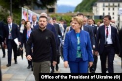 Президент України Володимир Зеленський та президентка Швейцарії Віола Амгерд. Саміт миру. Швейцарія. 15 червня 2024 року