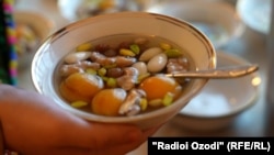 کاسۀ هفت میوه که به مناسبت سال نو تهیه شده است