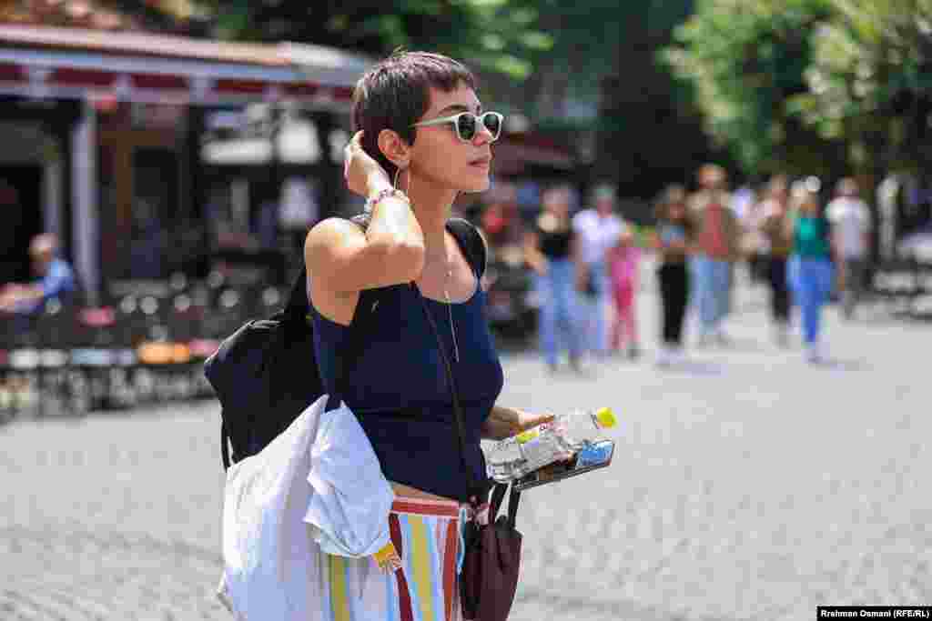 Era Goga iz Peći govorila je i o protestu koji je pokrenut nakon nastupa kanadske grupe u odbranu transrodnih osoba. "Protest koji se desio je kao neka vrsta uspona za Dokufest jer po meni samo daje veći značaj, i protest i reakcija ljudi i medija samo mu daju važnost. Mislim da to svi treba da prihvatimo jer se to svuda dešava", kaže ona.