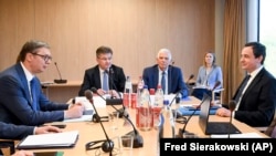 Dialogu Kosovë-Serbi, i ndërmjetësuar nga BE-ja. Pamje nga takimi i mbajtur më 2 maj në Bruksel. 