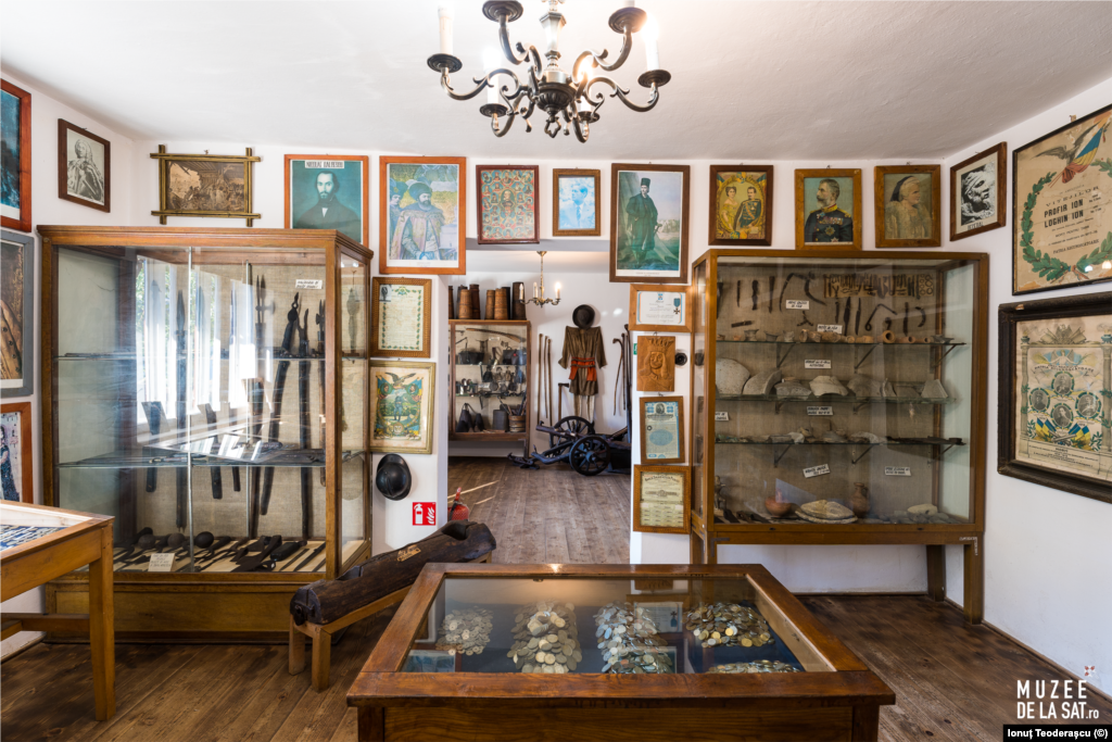 Casa &bdquo;Popa&rdquo; (jud. Neamț) are trei spații de vizitare: prima este curtea cu statui, cea de-a doua este casa străbunicilor &mdash; clădire de patrimoniu, de la 1867 &mdash; unde sunt expuse creațiile artistice ale artistului. Al treilea spațiu este Casa Colecțiilor (în fotografie), un pavilion în stil tradițional moldovenesc ce cuprinde opt săli organizate tematic.&nbsp; Aici poate fi explorat turul virtual 3D. &nbsp;