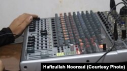 یکی از رادیو های محلی ولایت فراه که پس از بازگشت طالبان به قدرت بسته شد.