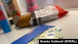 Ilustrativna fotografija, novčanice evra i osnovne životne namirnice, april 2024. 