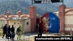 په لدا کې پولیس د تاڼې په وره کې پهره ورکوي - انځور له ارشیفه.