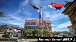 Flamuj të Serbisë të vendosur në Graçanicë. Fotografi ilustruese nga arkivi. 