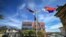 Srpska zastava postavljena ispred zgrade opštine Gračanica. Arhivska fotografija.