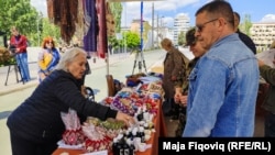 Një tjetër pamje nga tregu në urën mbi lumin Ibër.