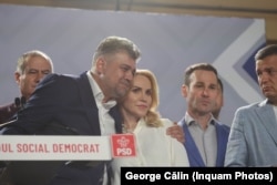 Gabriela Firea, care a obținut un scor sub jumătate față de Nicușor Dan, consolată de președintele PSD, Marcel Ciolacu.