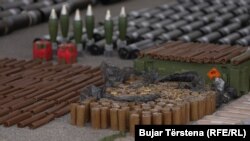 Municione dhe armë, për të cilat Policia e Kosovës tha se u gjetën në dhe përreth manastirit në Banjskë. Foto: Bujar Tërstena 