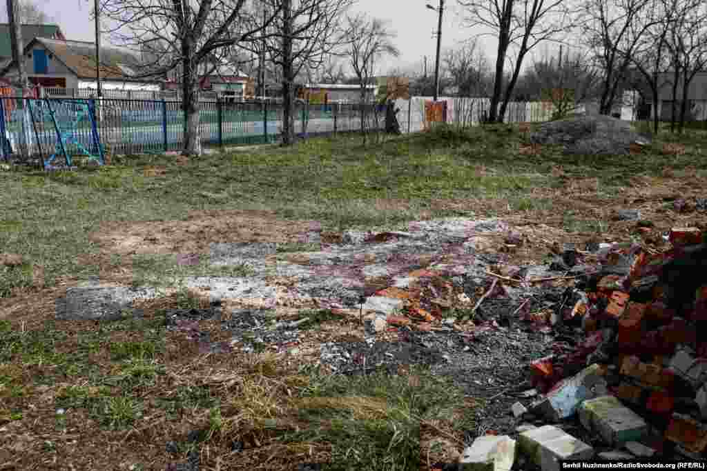 Imaginea 1: Turla unei biserici distruse din Lukianivka, un sat la est de Kiev, în martie 2022. Biserica istorică din lemn a fost distrusă în mod deliberat de soldații ruși în timpul retragerii. Imaginea 2: Același loc în martie 2024. Reconstrucția bisericii nu a început încă.