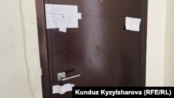 Үч киши өлтүрүлгөн үйдүн эшигине мөөр басылып, жабык турат