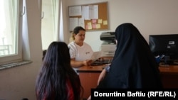 Gyltene Osmani iu ndihmon personave nga komunitetet rom, ashkali dhe egjiptian që të aplikojnë për ndihmë shtetërore.