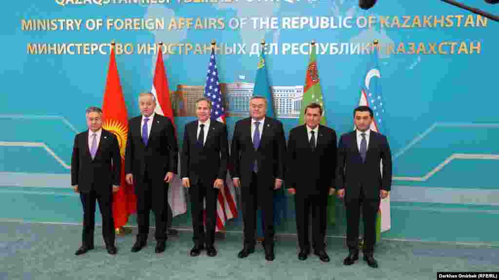 Визит Керри в регион центральноазиатские страны расценили как свидетельство возрастающей заинтересованности Соединенных Штатов в развитии и укреплении долгосрочных отношений и взаимовыгодных связей. Так было положено начало платформе «С5+1». Встречи на уровне министров иностранных дел стали регулярными и служили площадкой для обсуждения сотрудничества (На фото: госсекретарь США Энтони Блинкен и министры иностранных дел центральноазиатских государств, 2023 год)