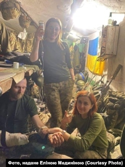 Еліна Мединіна на заводі«Азовсталь» (праворуч)