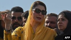 مریم نواز د سپريم کورټ مخې ته احتجاجي ناستې ته د رسېدو پر مهال.