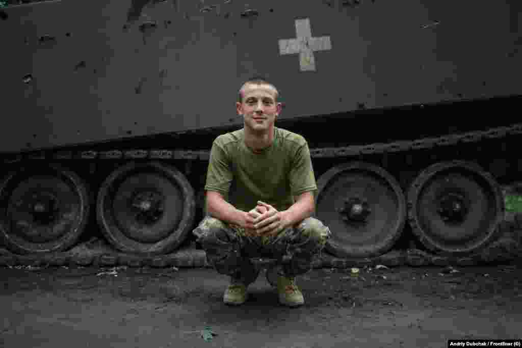 &laquo;Випив пива, і ще захотілося. І позичив я насильно грошей. Зараз жалію дуже про це....&raquo; &ndash; каже боєць на псевдо &laquo;Ян&raquo;, який відбував покарання за статтею 122, ч.1 (нанесення умисного тілесного ушкодження середньої тяжкості). &nbsp; Не всі засуджені можуть приєднатися до лав ЗСУ. Закон обмежує вступ для тих, хто вчинив злочини проти національної безпеки, умисні вбивства двох або більше людей (або вбивство з особливою жорстокістю, або поєднане зі зґвалтуванням чи сексуальним насильством), злочини проти статевої свободи, терористичні акти,&nbsp;порушення правил дорожнього руху у стані сп&rsquo;яніння, якщо воно спричинило смерть кількох людей, вбивства правоохоронців або військових, а також тяжкі корупційні злочини 