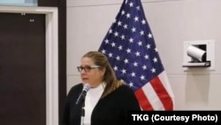 د افغانستان لپاره د امریکا شارژدافیره کرن ډیکر.