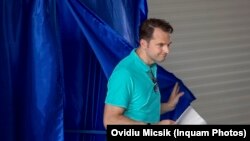 Candidatul PNL la Primăria Generală, Sebastian Burduja, iese din cabina de vot.