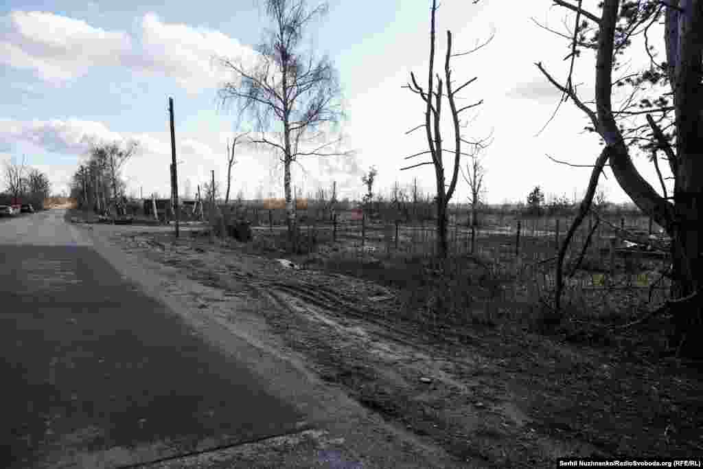 Imaginea 1: Un crater lăsat de o bombă și o casă distrusă în Teterivske. Imaginea 2: Același loc, după ce drumul satului a fost reparat, iar casa a fost demolată.